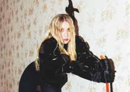 Austra Chin Up Buttercup